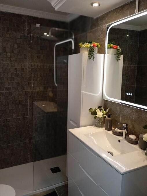 Villa mit 3 Schlafzimmern, 2 Bädern, Privatpool und Kfz-Stellplatz