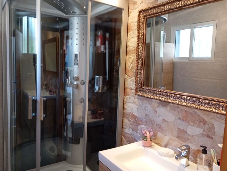 Villa mit 3 Schlafzimmern, 2 Bädern, Privatpool und Kfz-Stellplatz