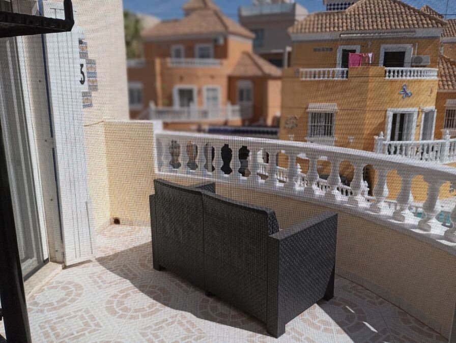 Villa mit 3 Schlafzimmern, 2 Bädern, Privatpool und Kfz-Stellplatz