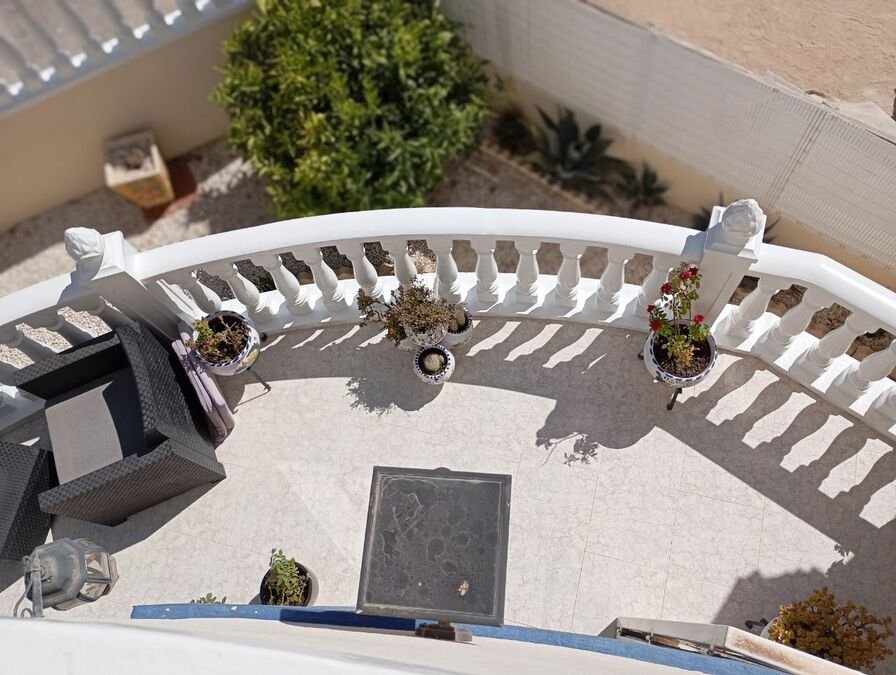 Villa mit 3 Schlafzimmern, 2 Bädern, Privatpool und Kfz-Stellplatz