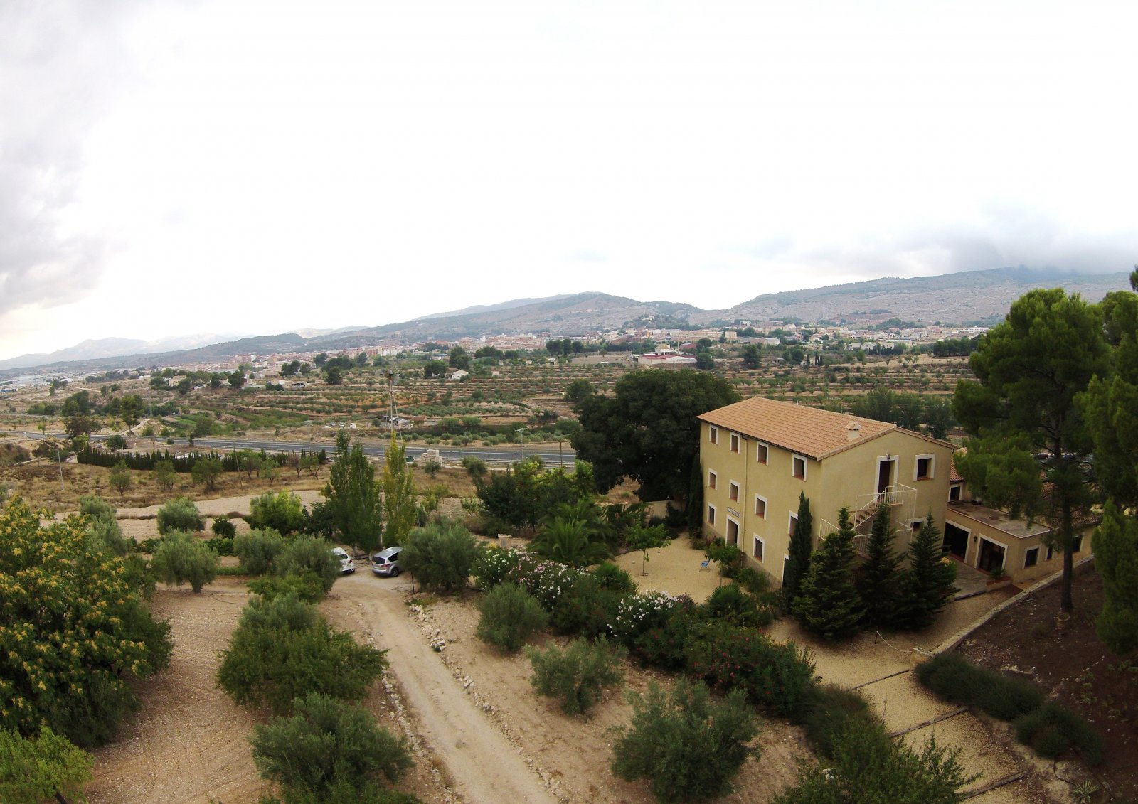  Esta magnífica casa de campo tradicional española de 15 dormitorios en Ibi (una de las quince masías en el valle del Vinalopó) está ub...