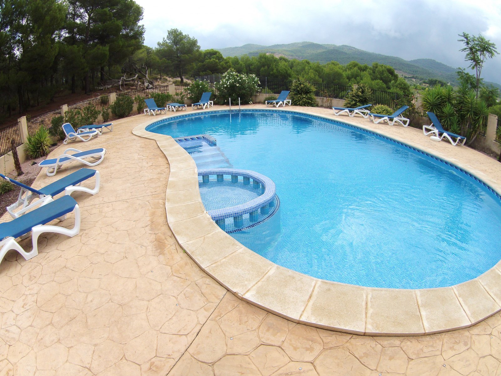 Esta magnífica casa de campo tradicional española de 15 dormitorios en Ibi (una de las quince masías en el valle del Vinalopó) está ub...