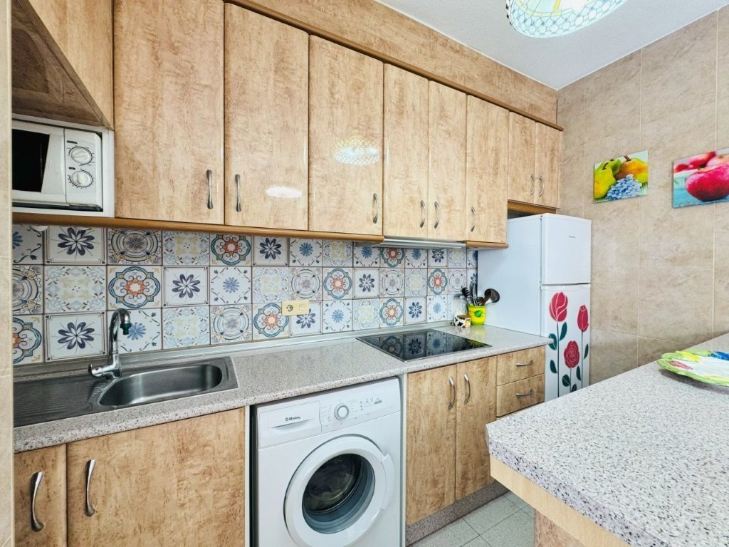 Ático de 2 dormitorios y 1 baño a tan solo 300 metros de la playa