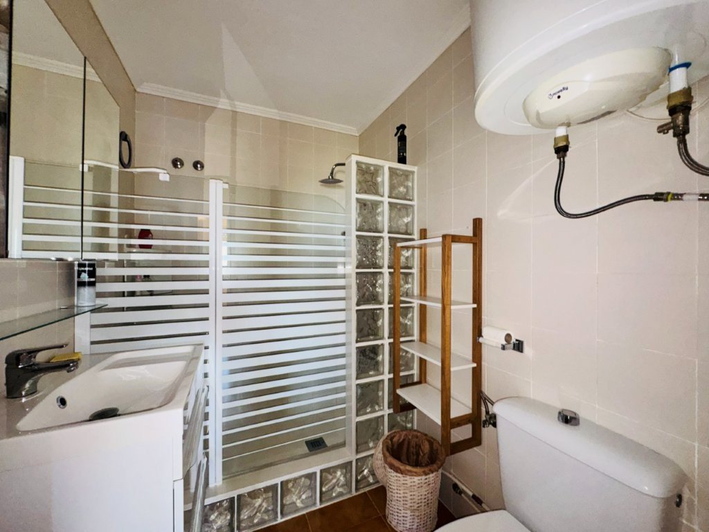 Apartamento con 1 dormitorio, 1 baño, solárium comunitario y piscina comunitaria a tan solo 200 m de la playa