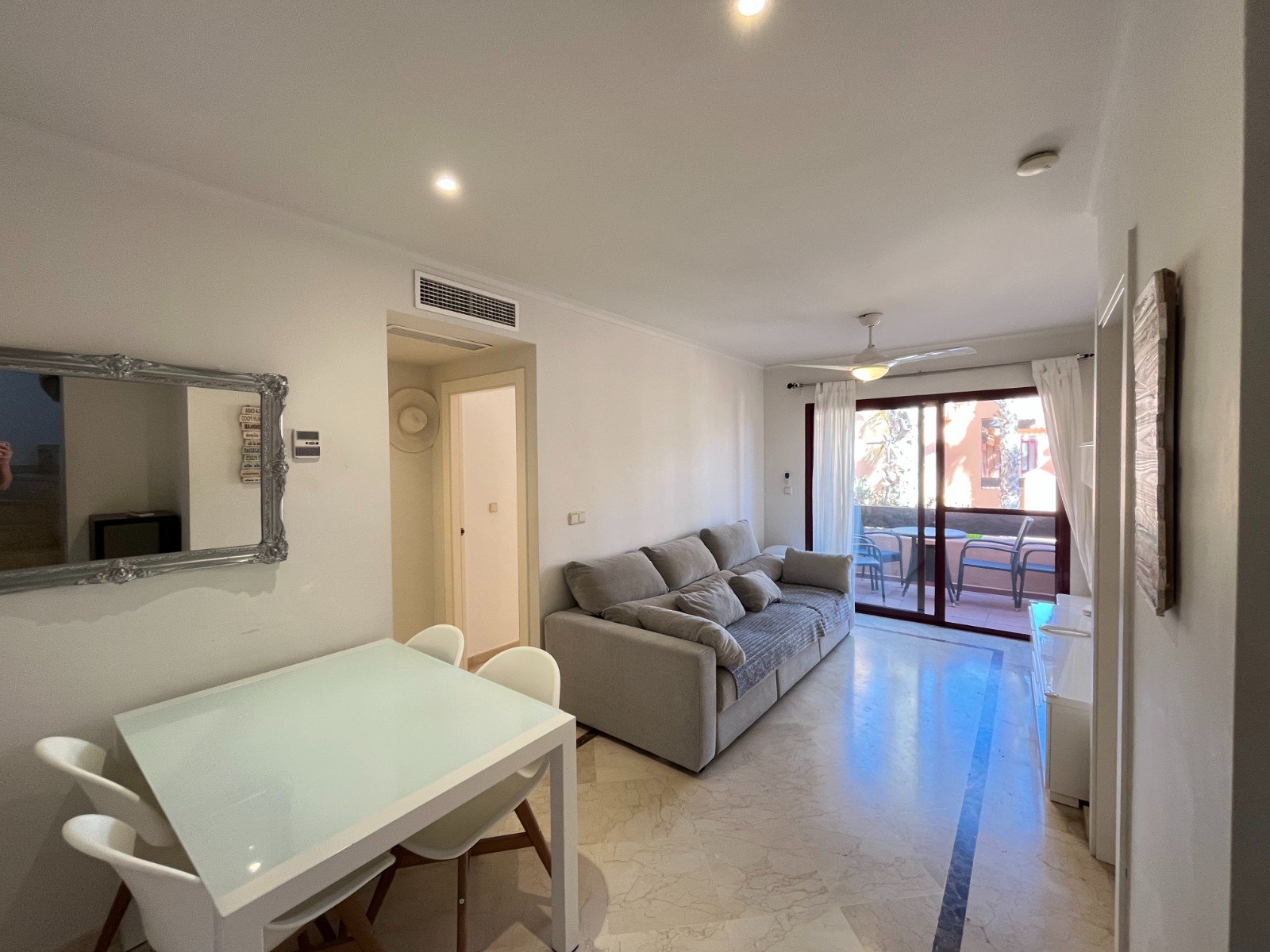 Moderno apartamento cerca de la playa con 2 dormitorios, 2 baños, 2 terrazas, plaza de garaje subterráneo y piscina comunitaria