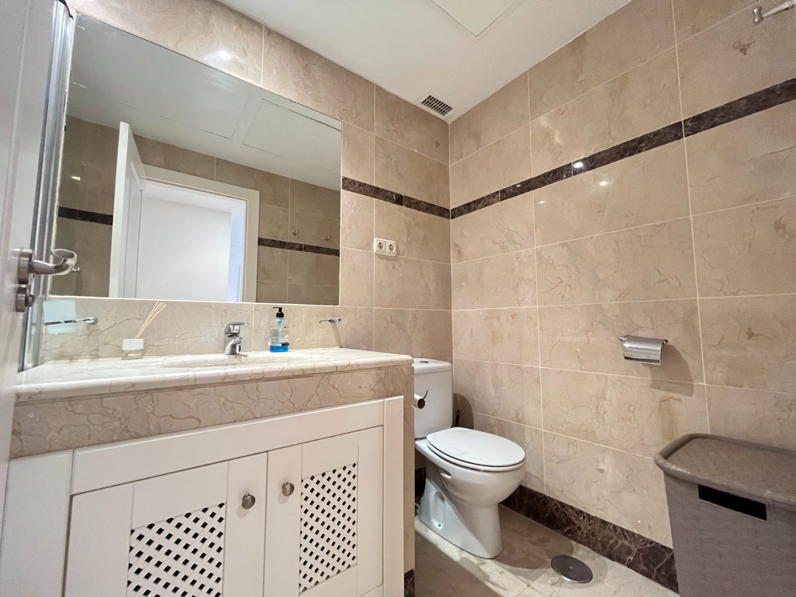 Moderno apartamento cerca de la playa con 2 dormitorios, 2 baños, 2 terrazas, plaza de garaje subterráneo y piscina comunitaria