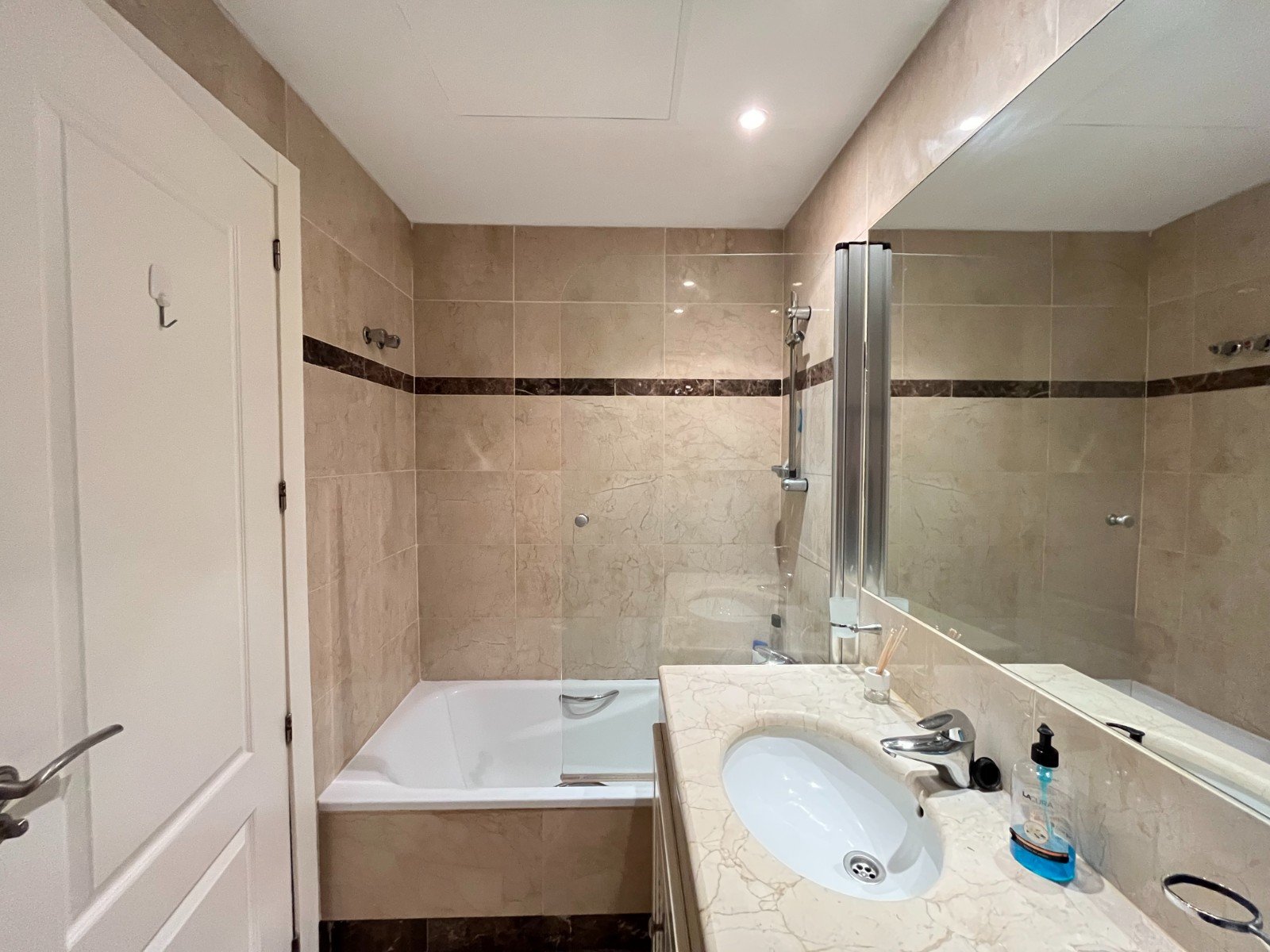 Moderno apartamento cerca de la playa con 2 dormitorios, 2 baños, 2 terrazas, plaza de garaje subterráneo y piscina comunitaria