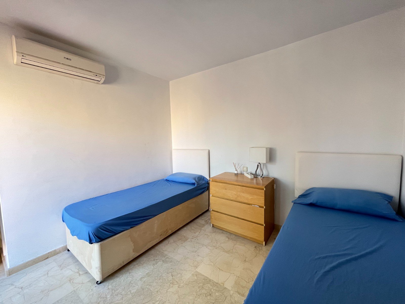 Moderno apartamento cerca de la playa con 2 dormitorios, 2 baños, 2 terrazas, plaza de garaje subterráneo y piscina comunitaria