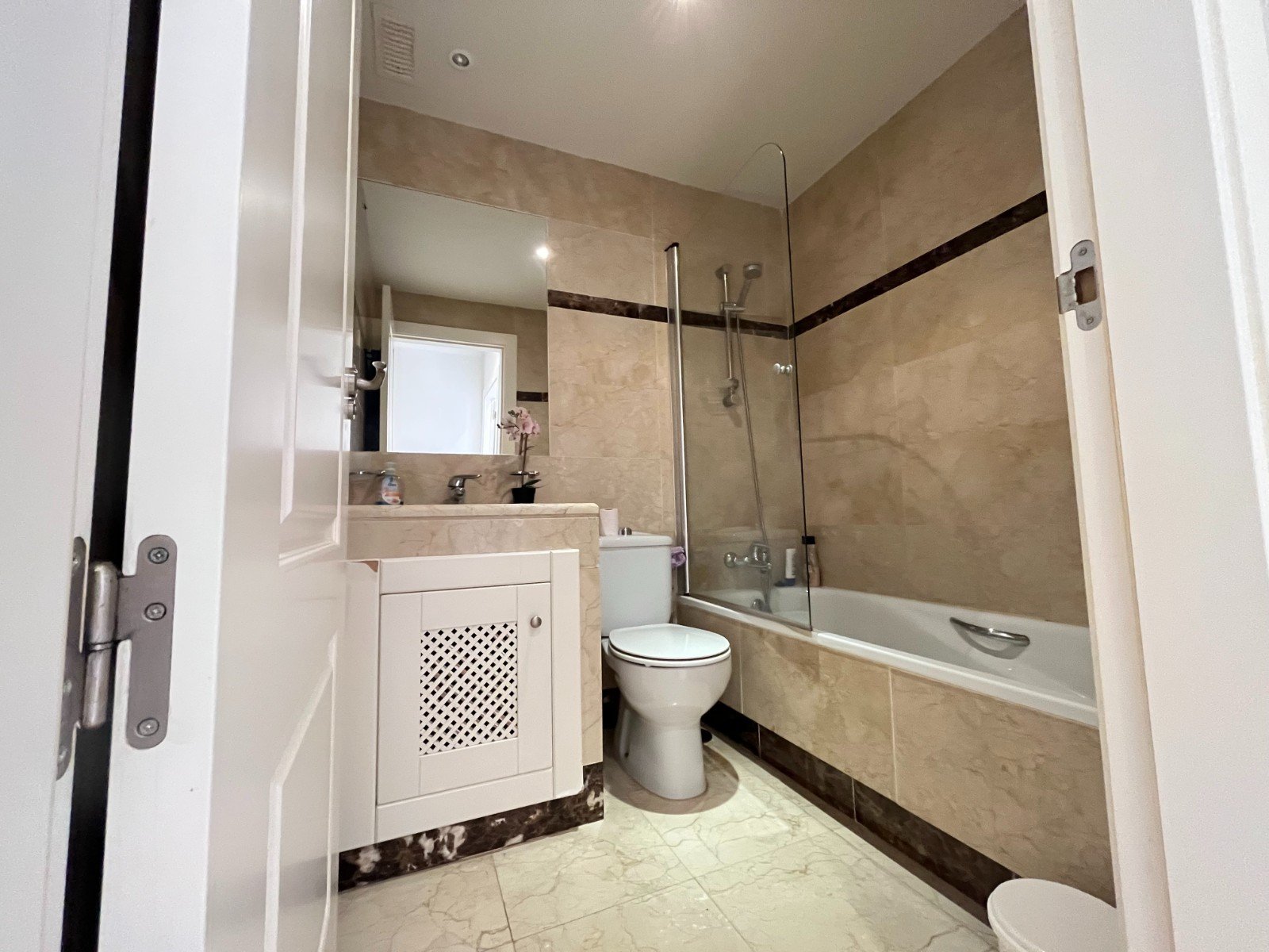 Moderno apartamento cerca de la playa con 2 dormitorios, 2 baños, 2 terrazas, plaza de garaje subterráneo y piscina comunitaria