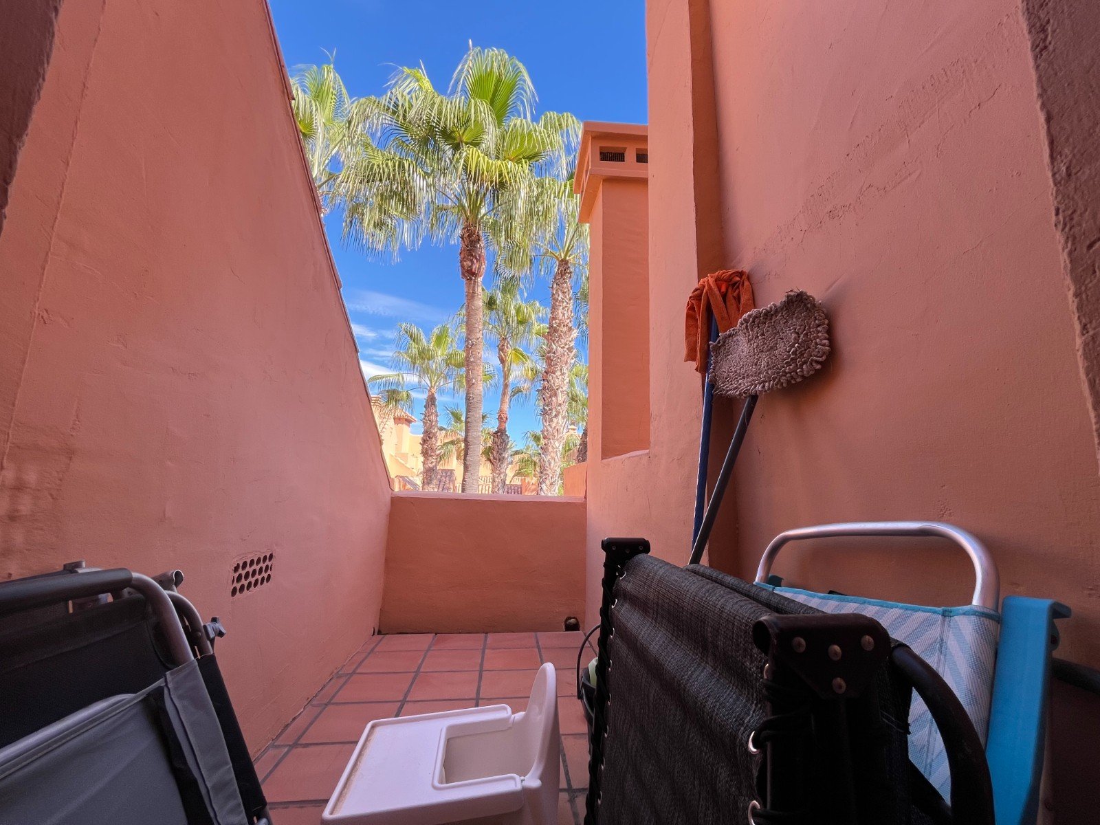 Moderno apartamento cerca de la playa con 2 dormitorios, 2 baños, 2 terrazas, plaza de garaje subterráneo y piscina comunitaria