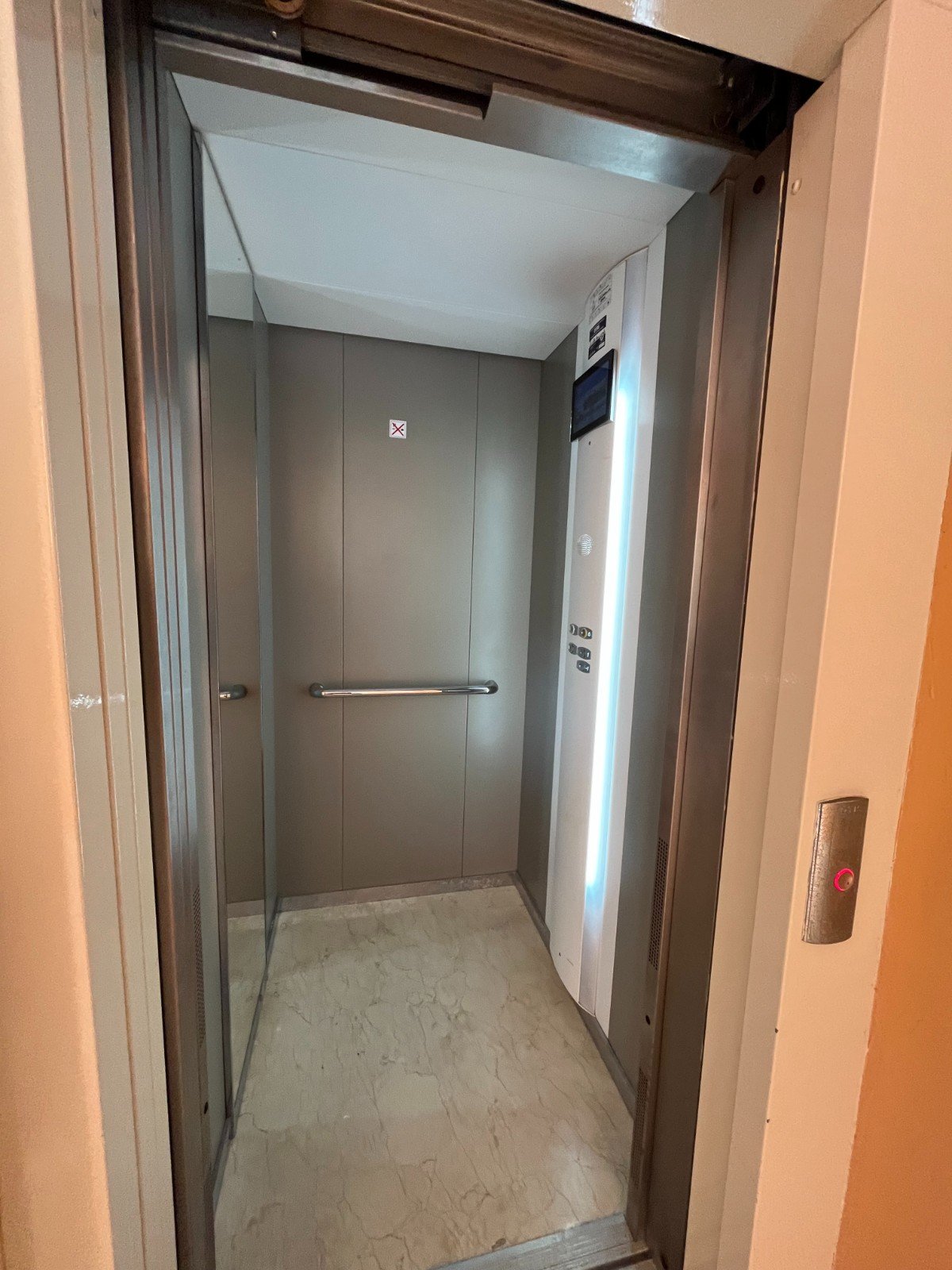 Moderno apartamento cerca de la playa con 2 dormitorios, 2 baños, 2 terrazas, plaza de garaje subterráneo y piscina comunitaria