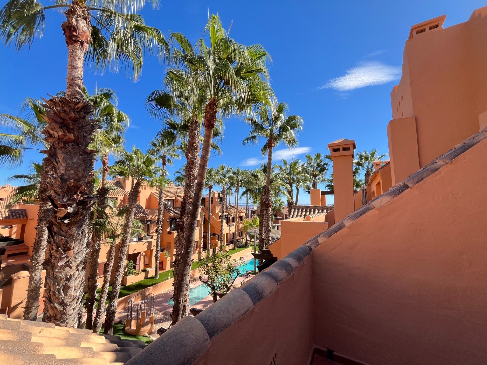 Moderno apartamento cerca de la playa con 2 dormitorios, 2 baños, 2 terrazas, plaza de garaje subterráneo y piscina comunitaria