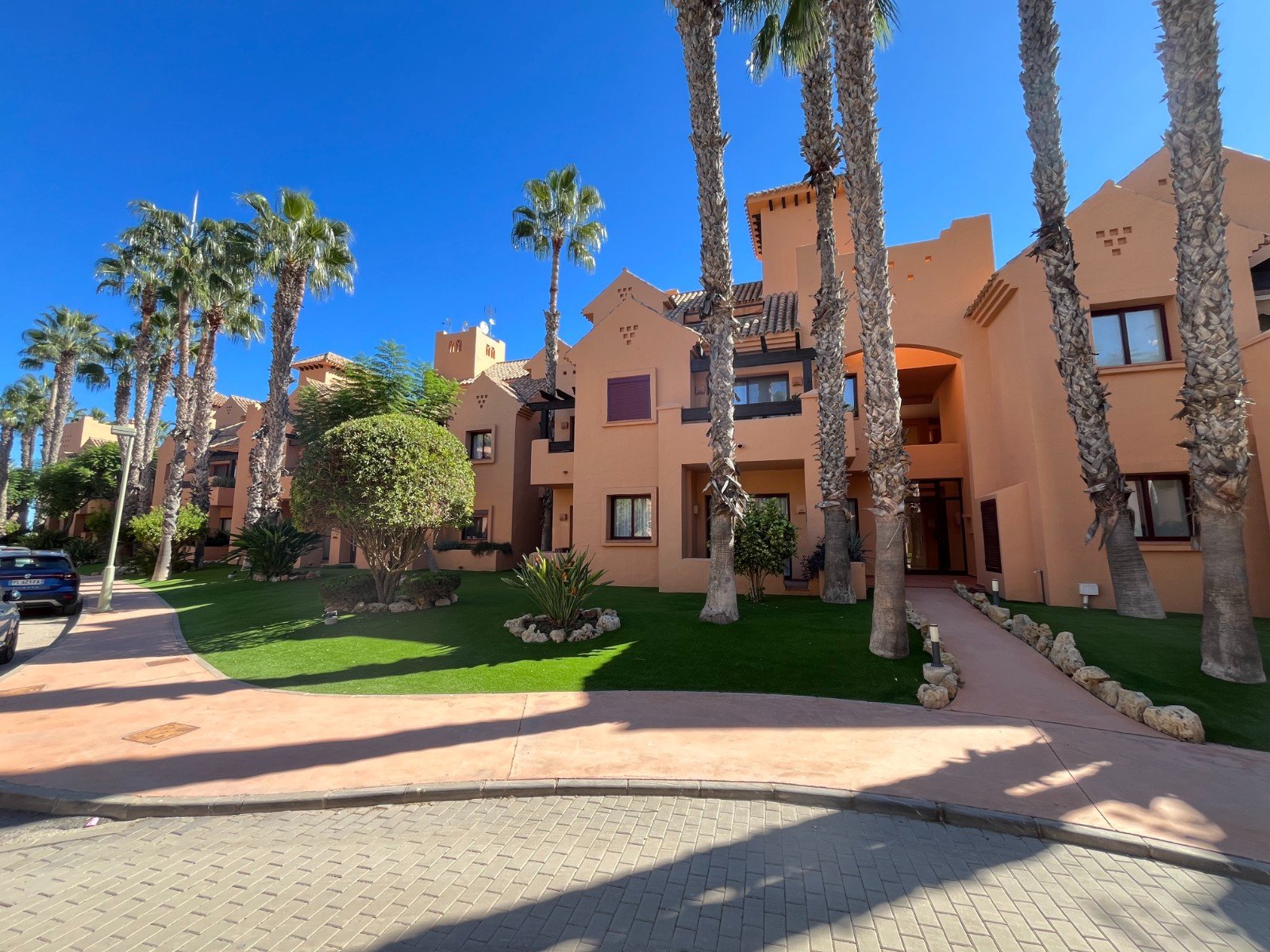 Moderno apartamento cerca de la playa con 2 dormitorios, 2 baños, 2 terrazas, plaza de garaje subterráneo y piscina comunitaria