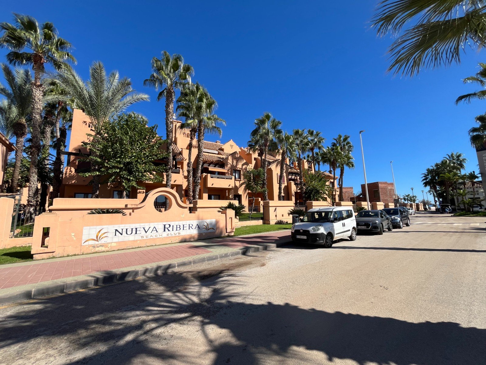 Moderno apartamento cerca de la playa con 2 dormitorios, 2 baños, 2 terrazas, plaza de garaje subterráneo y piscina comunitaria