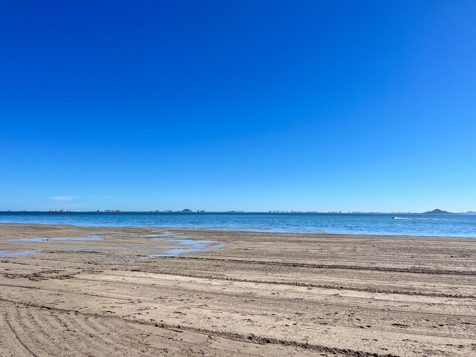 Moderno apartamento cerca de la playa con 2 dormitorios, 2 baños, 2 terrazas, plaza de garaje subterráneo y piscina comunitaria