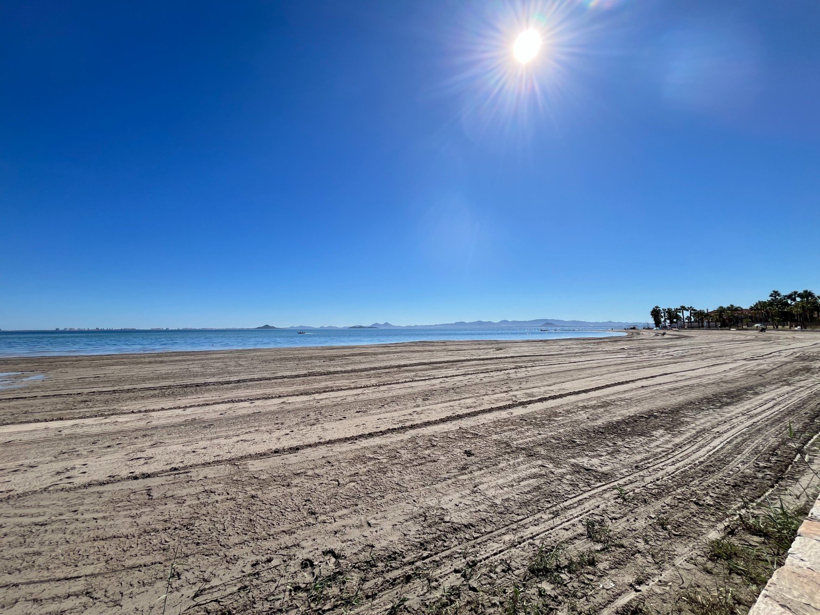 Moderno apartamento cerca de la playa con 2 dormitorios, 2 baños, 2 terrazas, plaza de garaje subterráneo y piscina comunitaria