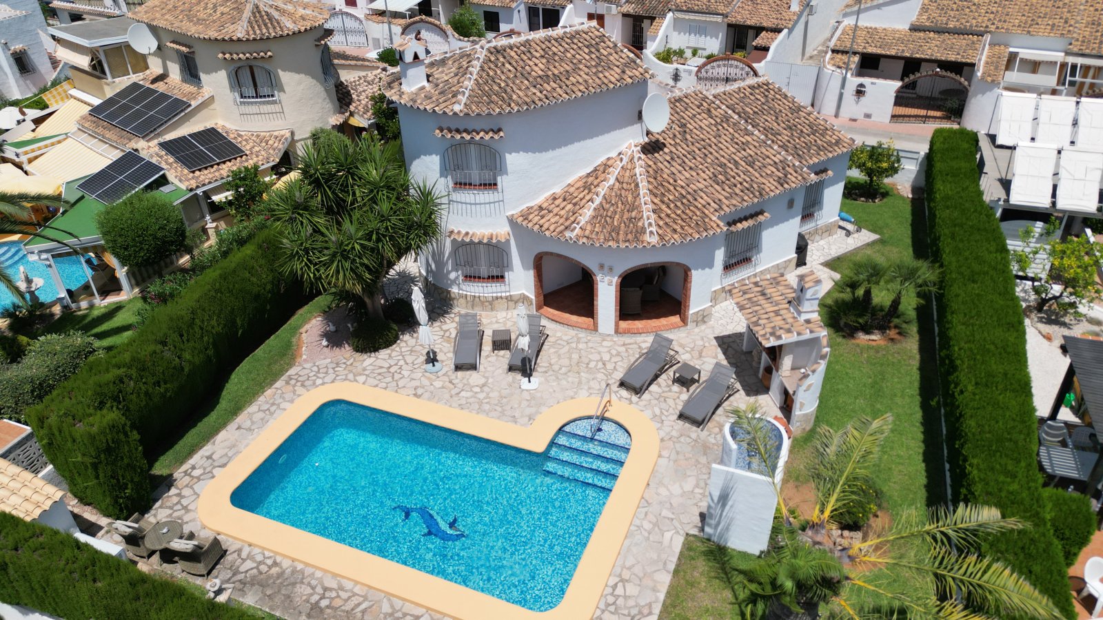 Villa muy cuidada con bonito terreno, cochera, aire acondicionado, calefacción, zona de barbacoa y licencia de alquiler