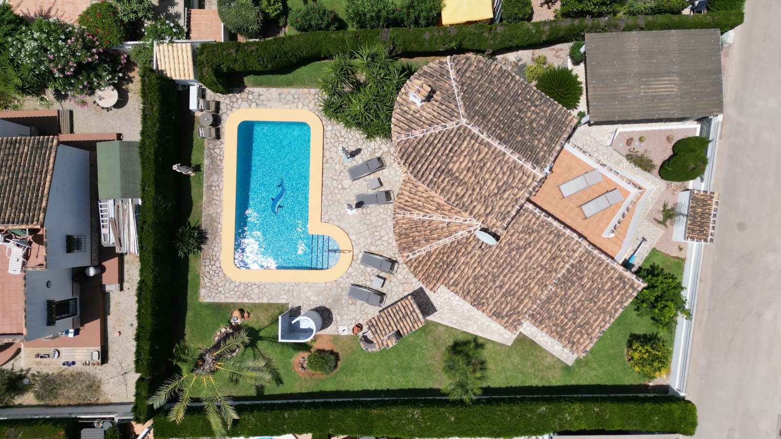 Villa muy cuidada con bonito terreno, cochera, aire acondicionado, calefacción, zona de barbacoa y licencia de alquiler