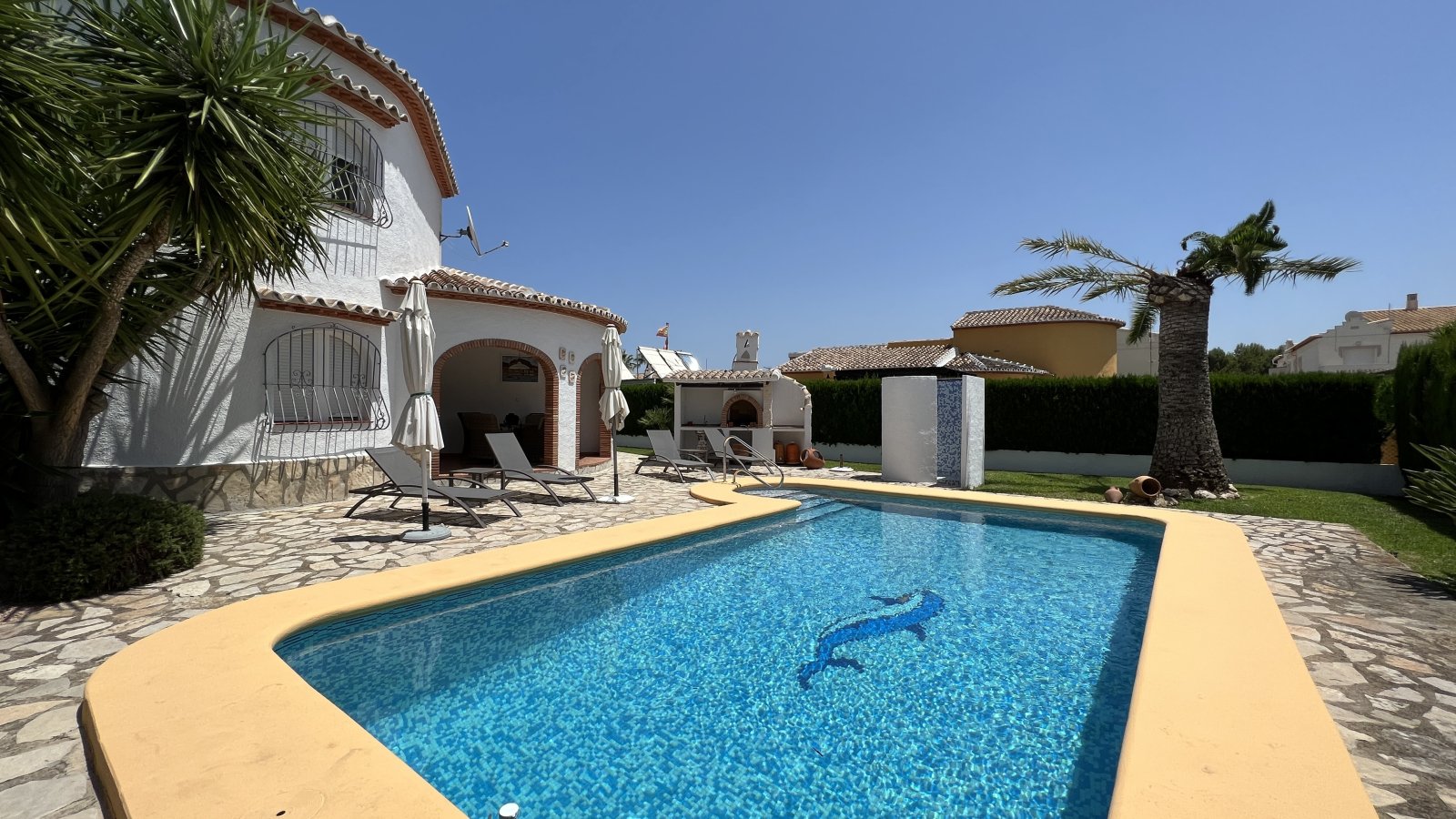 Villa muy cuidada con bonito terreno, cochera, aire acondicionado, calefacción, zona de barbacoa y licencia de alquiler