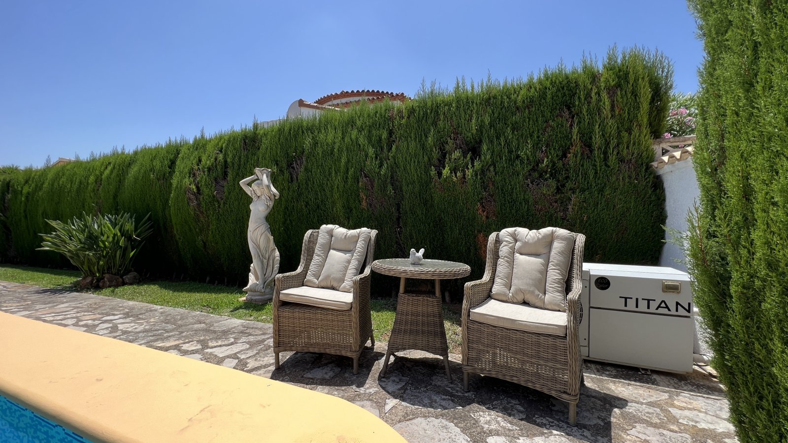 Villa muy cuidada con bonito terreno, cochera, aire acondicionado, calefacción, zona de barbacoa y licencia de alquiler