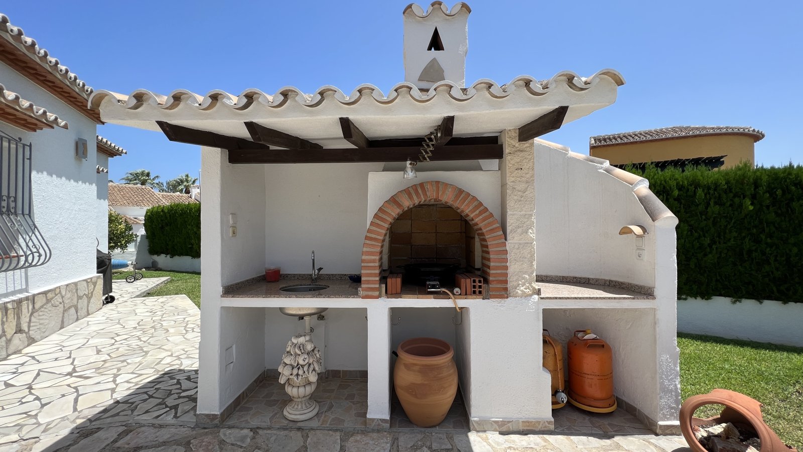 Villa muy cuidada con bonito terreno, cochera, aire acondicionado, calefacción, zona de barbacoa y licencia de alquiler