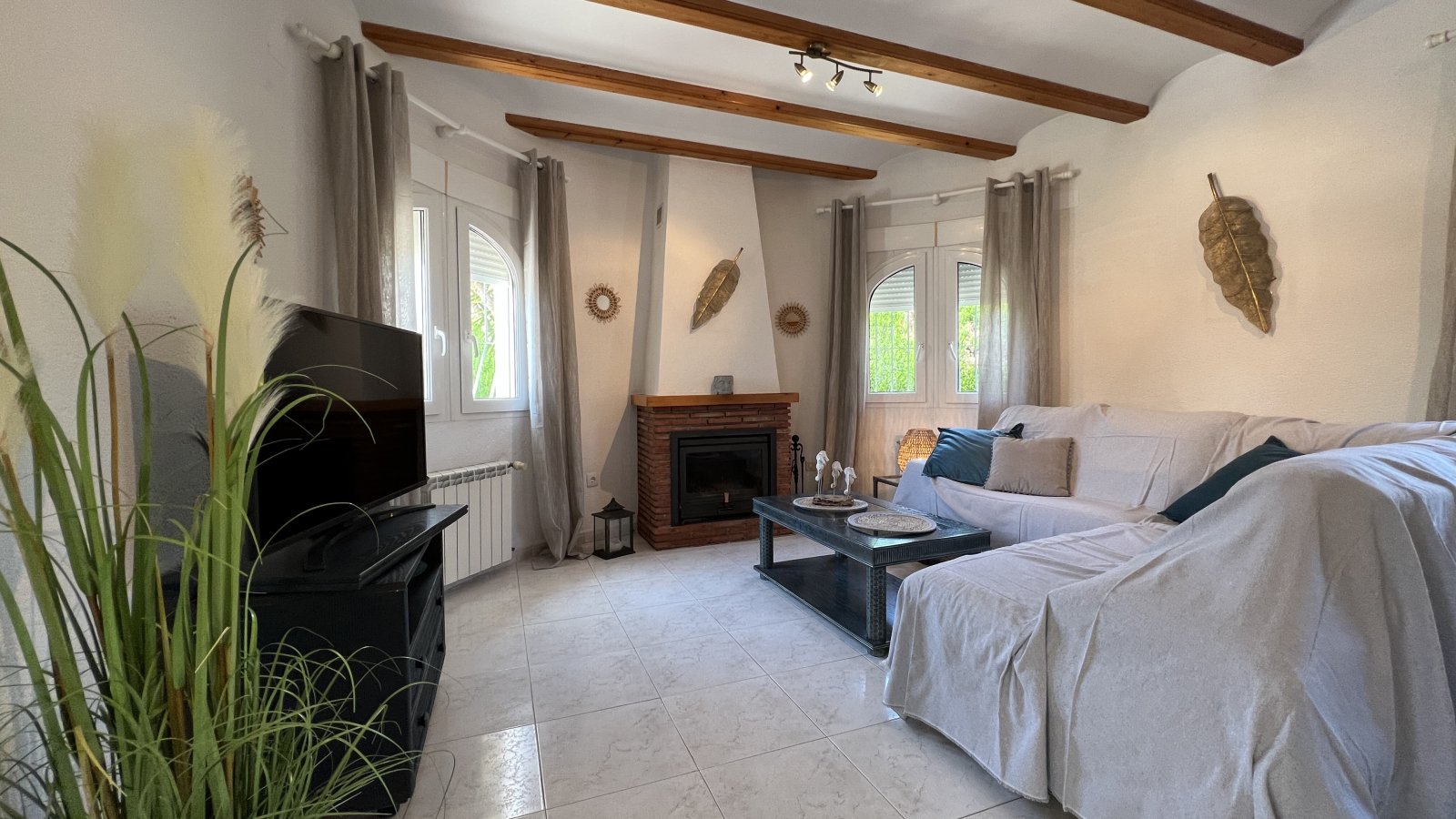 Villa muy cuidada con bonito terreno, cochera, aire acondicionado, calefacción, zona de barbacoa y licencia de alquiler