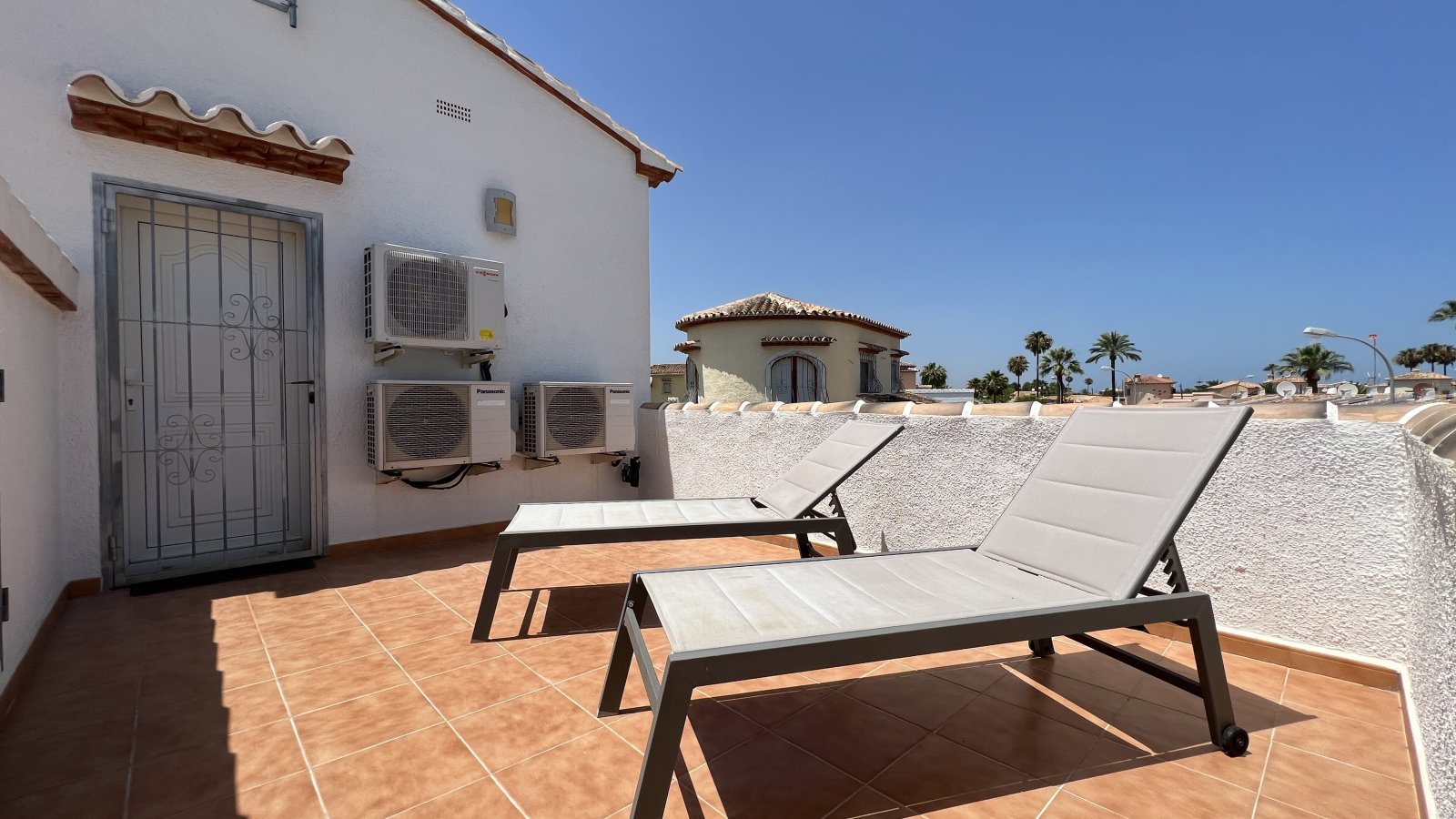 Villa muy cuidada con bonito terreno, cochera, aire acondicionado, calefacción, zona de barbacoa y licencia de alquiler