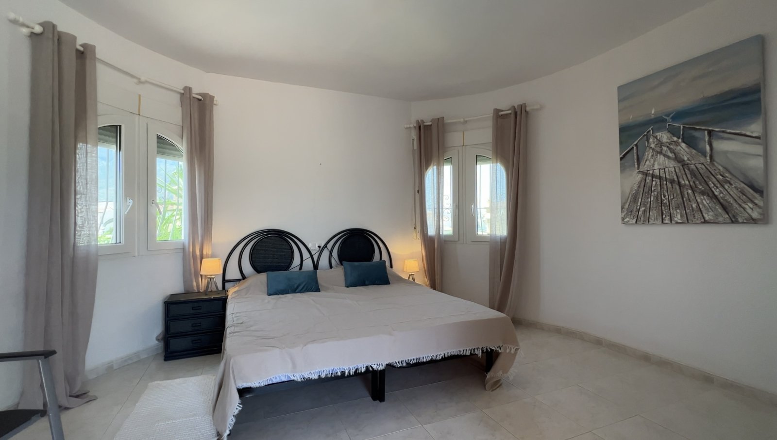 Villa muy cuidada con bonito terreno, cochera, aire acondicionado, calefacción, zona de barbacoa y licencia de alquiler