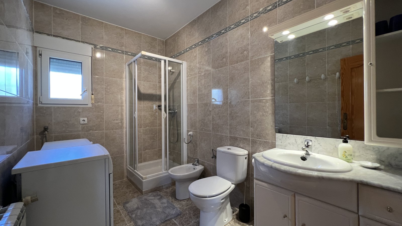 Villa muy cuidada con bonito terreno, cochera, aire acondicionado, calefacción, zona de barbacoa y licencia de alquiler