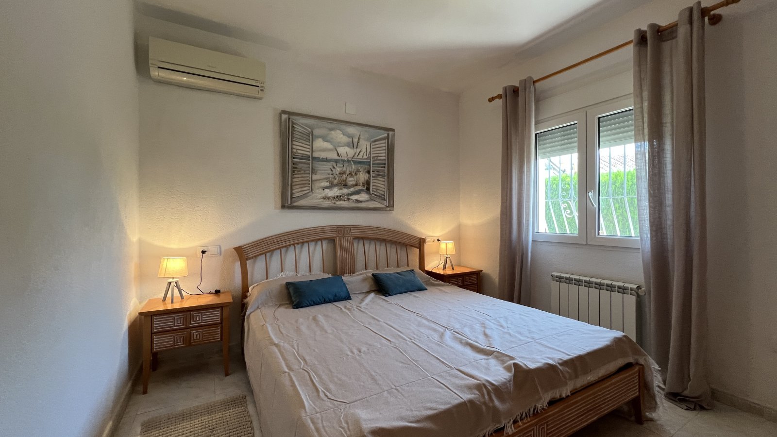 Villa muy cuidada con bonito terreno, cochera, aire acondicionado, calefacción, zona de barbacoa y licencia de alquiler