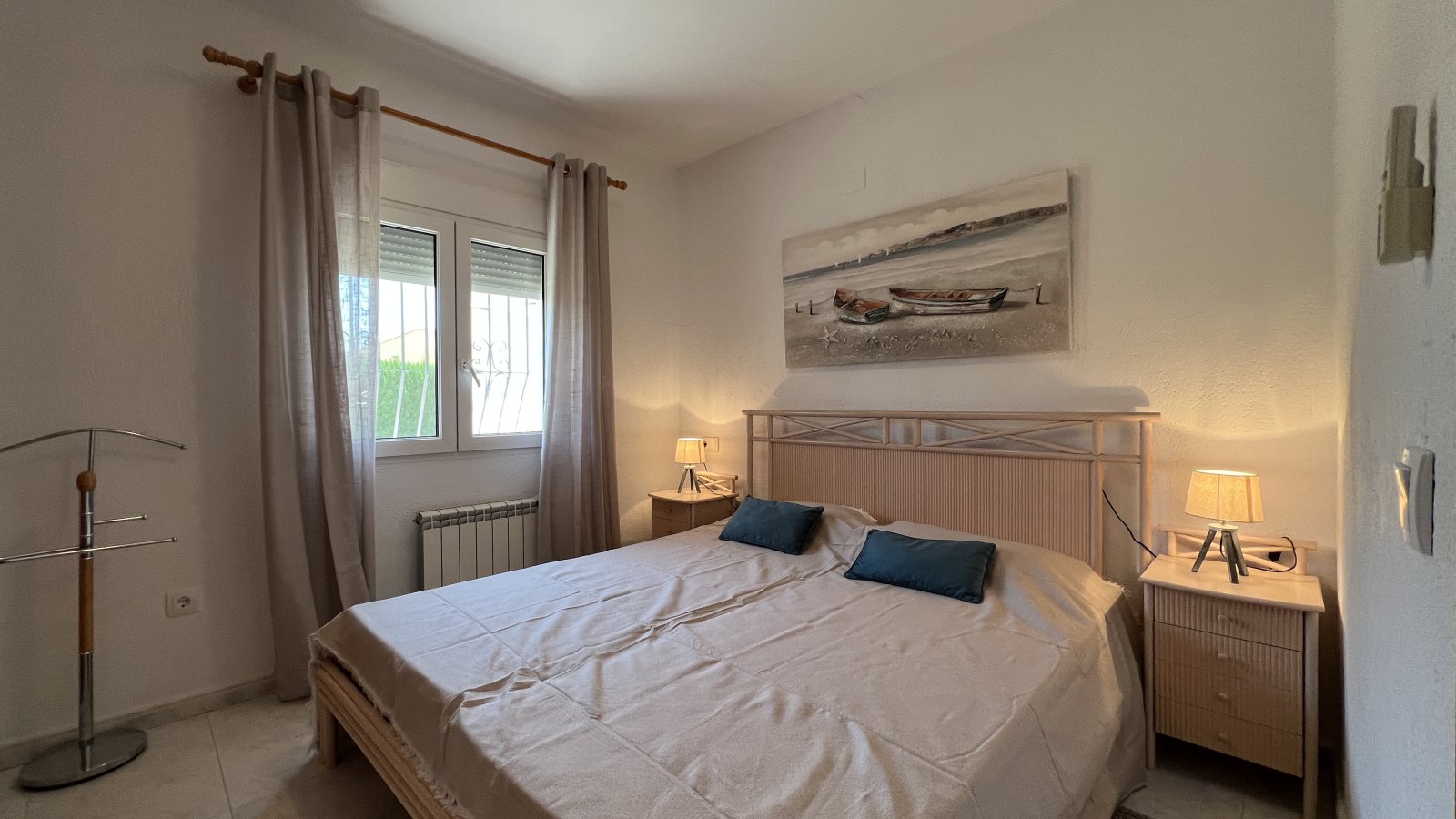 Villa muy cuidada con bonito terreno, cochera, aire acondicionado, calefacción, zona de barbacoa y licencia de alquiler