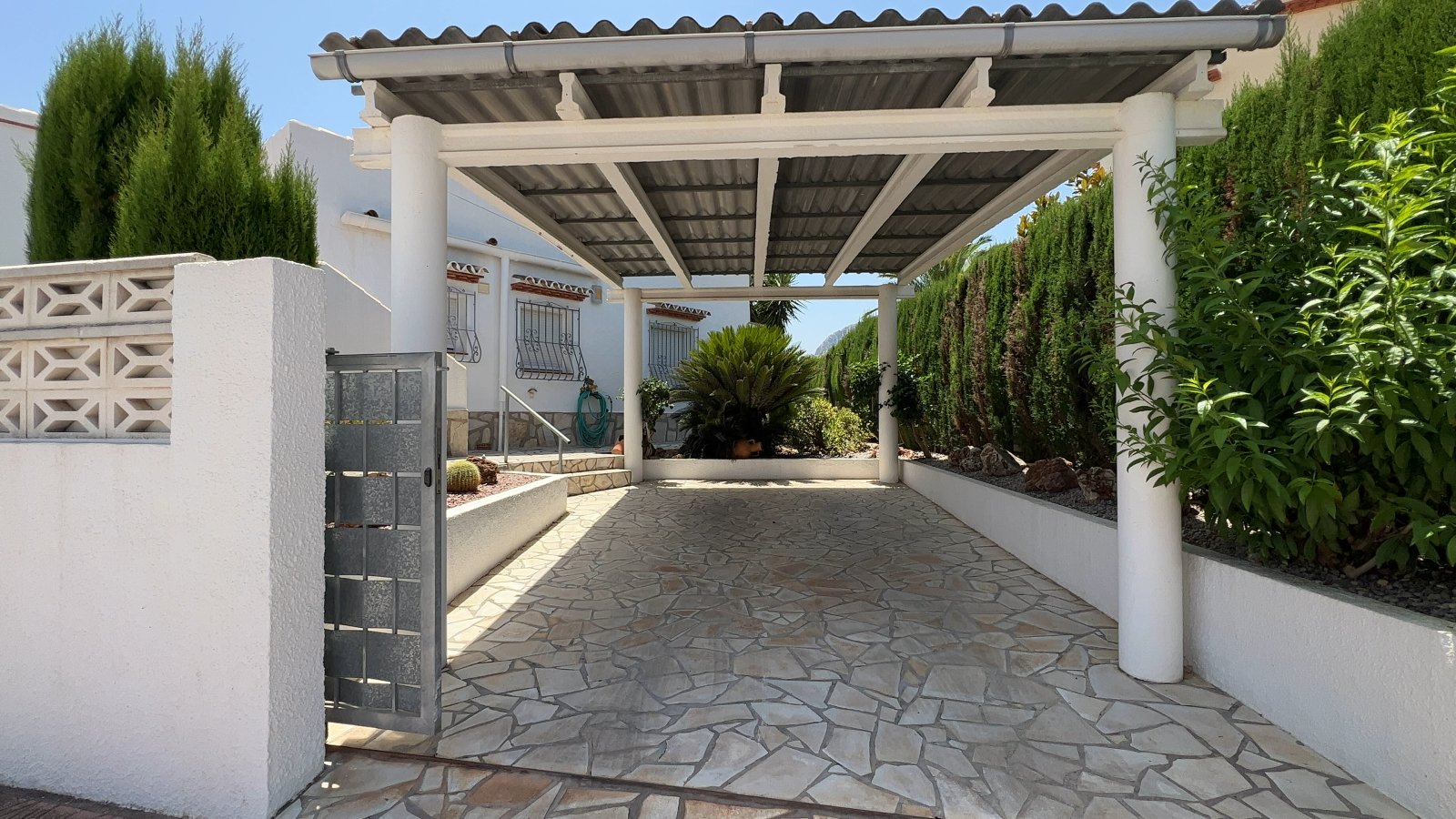 Villa muy cuidada con bonito terreno, cochera, aire acondicionado, calefacción, zona de barbacoa y licencia de alquiler