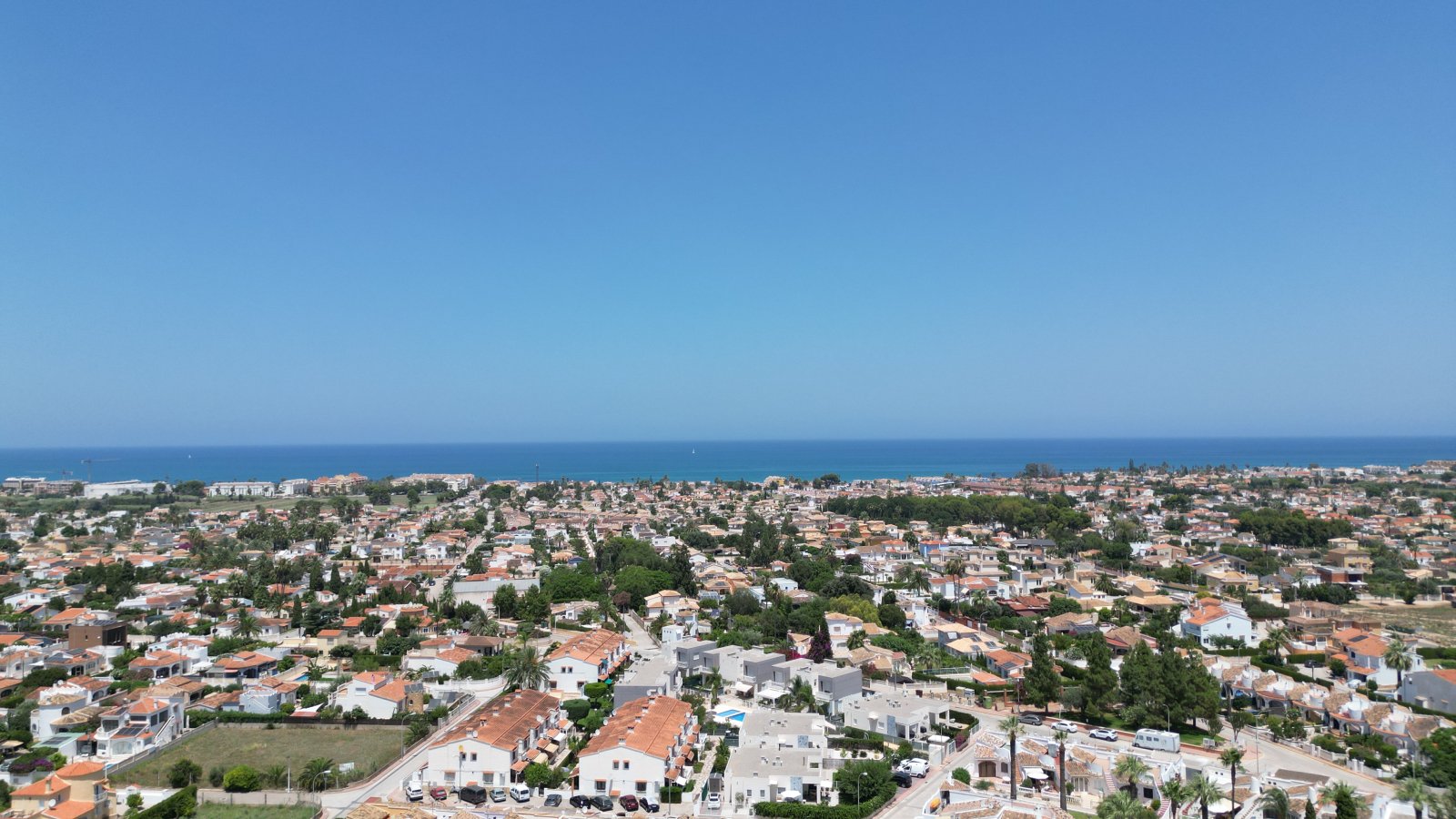 Villa muy cuidada con bonito terreno, cochera, aire acondicionado, calefacción, zona de barbacoa y licencia de alquiler