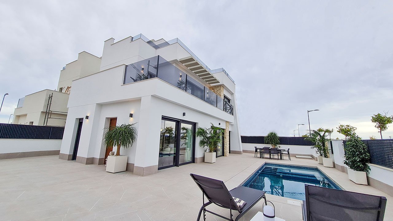 Villas de 3 dormitorios y 3 baños con aseo, sótano, solario, cocinas con electrodomésticos, parking privado y piscina privada