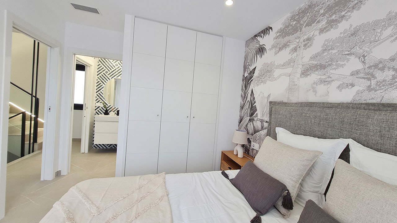 Villas de 3 dormitorios y 3 baños con aseo, sótano, solario, cocinas con electrodomésticos, parking privado y piscina privada