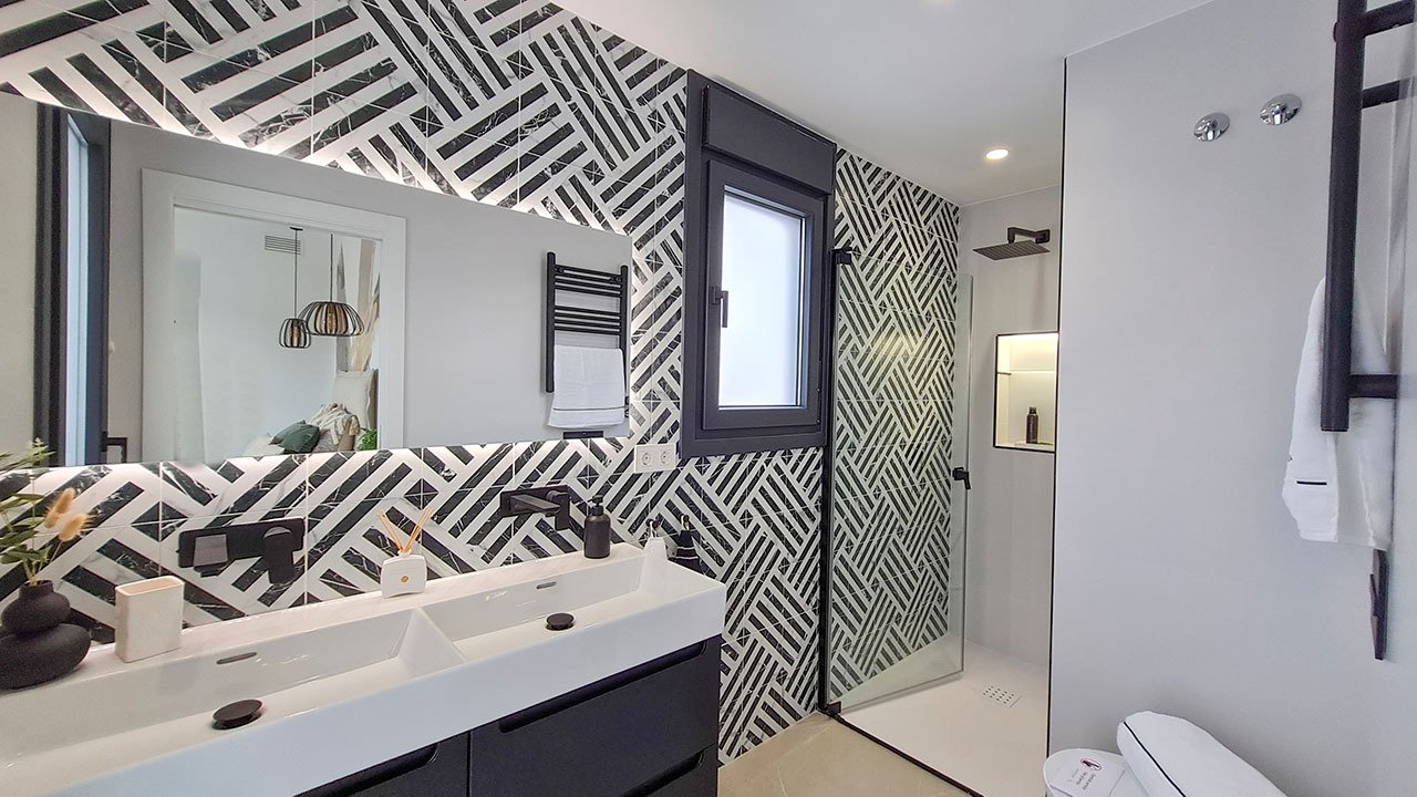 Villas de 3 dormitorios y 3 baños con aseo, sótano, solario, cocinas con electrodomésticos, parking privado y piscina privada