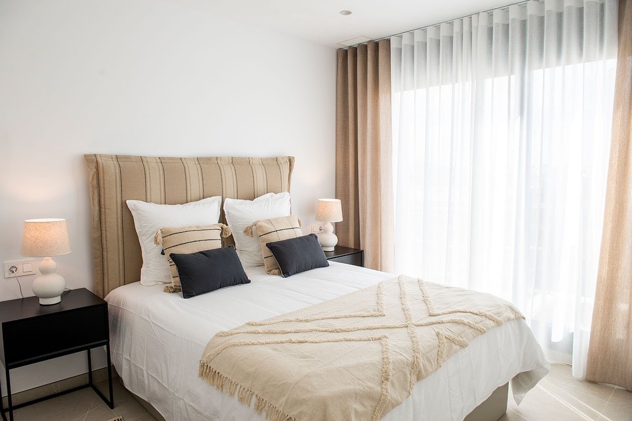 Villas de 3 dormitorios y 3 baños con aseo, sótano, solario, cocinas con electrodomésticos, parking privado y piscina privada