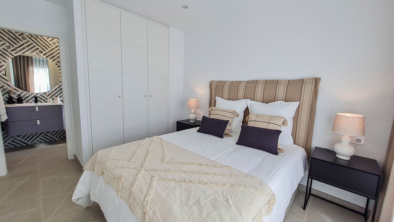 Villas de 3 dormitorios y 3 baños con aseo, sótano, solario, cocinas con electrodomésticos, parking privado y piscina privada