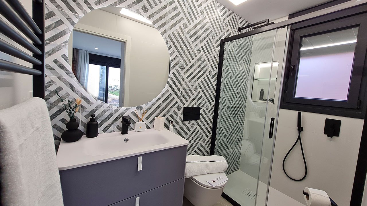 Villas de 3 dormitorios y 3 baños con aseo, sótano, solario, cocinas con electrodomésticos, parking privado y piscina privada