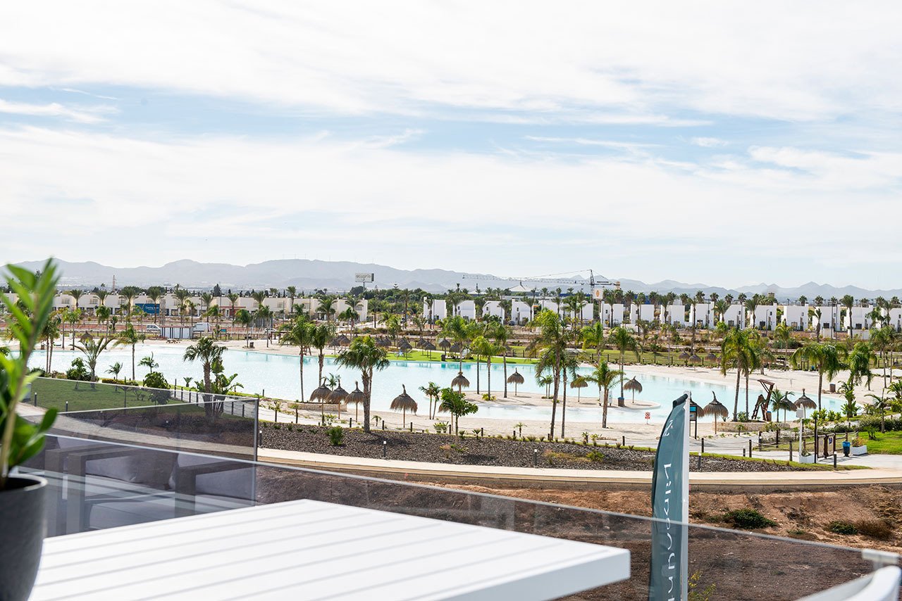 Villas de 3 dormitorios y 3 baños con aseo, sótano, solario, cocinas con electrodomésticos, parking privado y piscina privada