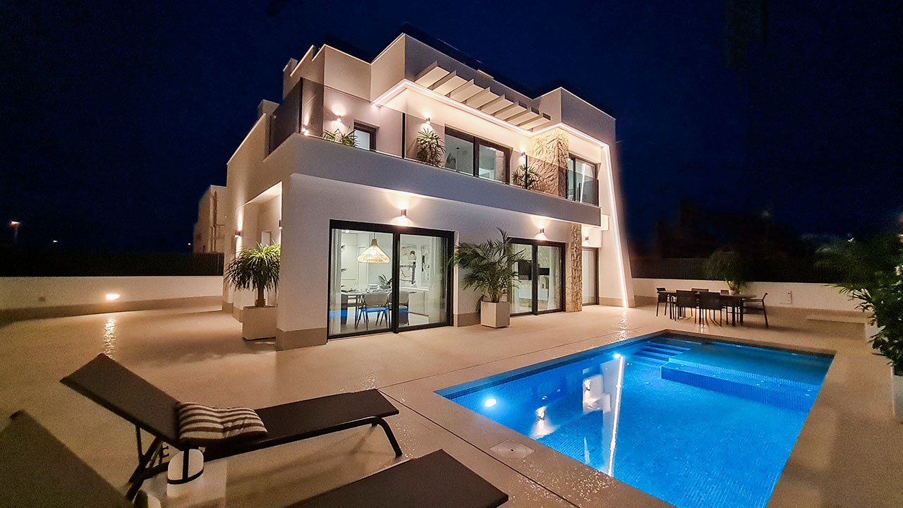 Villas de 3 dormitorios y 3 baños con aseo, sótano, solario, cocinas con electrodomésticos, parking privado y piscina privada