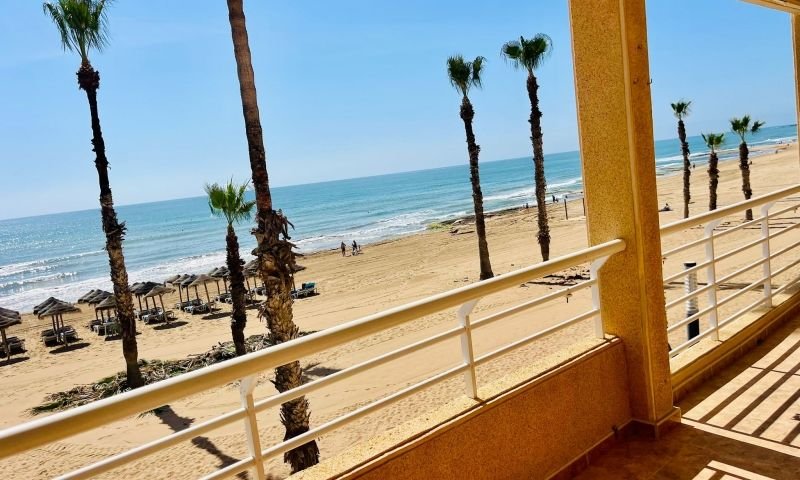 Amplio Apartamento de 3 dormitorios y 2 baños en Primera planta con vistas directas al Mar