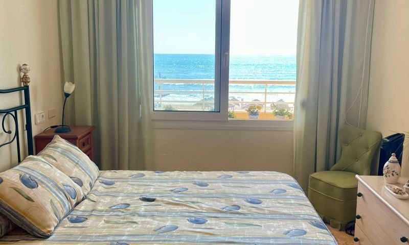 Amplio Apartamento de 3 dormitorios y 2 baños en Primera planta con vistas directas al Mar