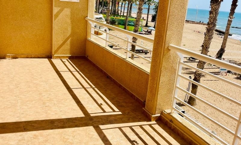 Amplio Apartamento de 3 dormitorios y 2 baños en Primera planta con vistas directas al Mar