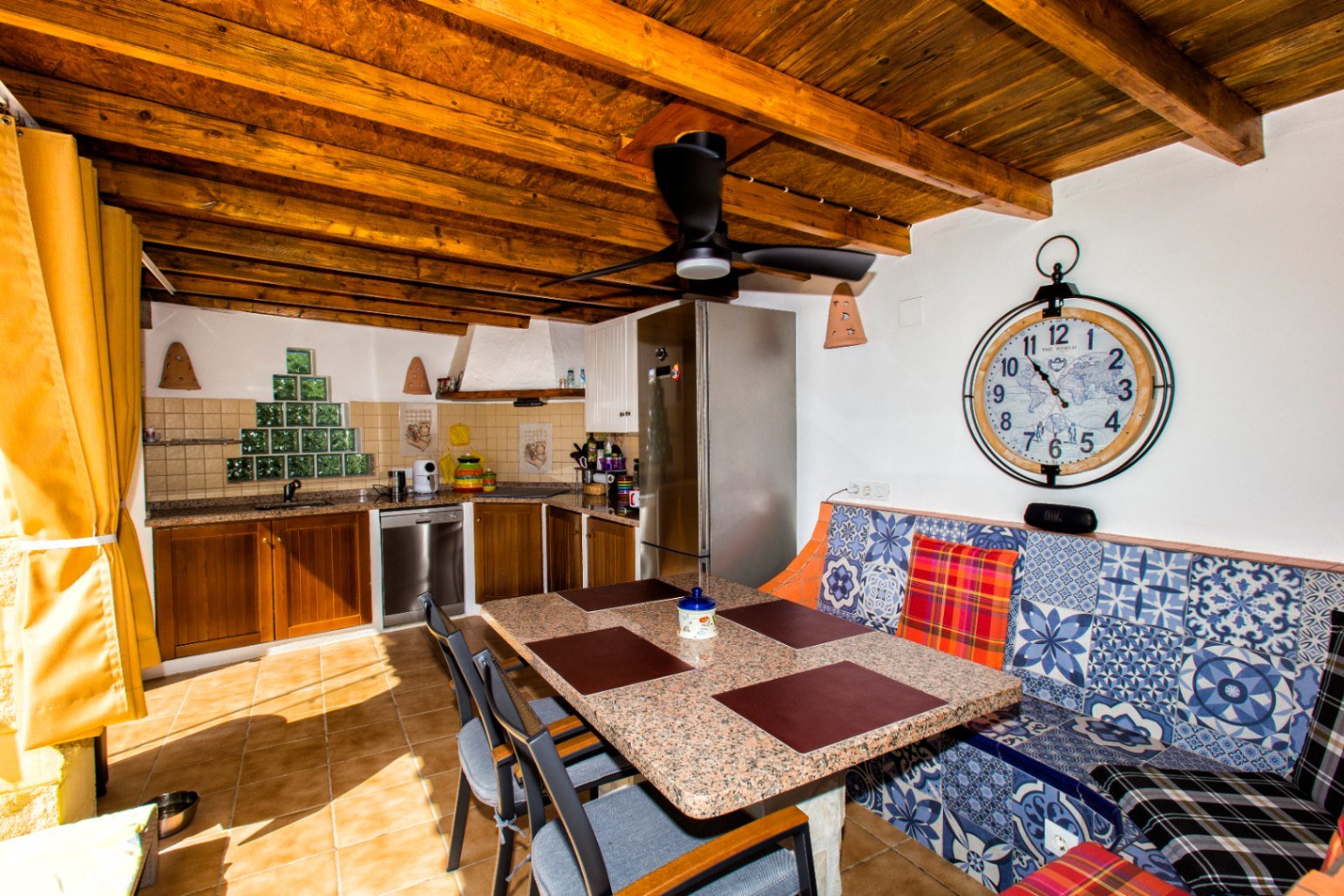 Amplia villa con 5 dormitorios, 3 baños, aseo de invitados y piscina privada