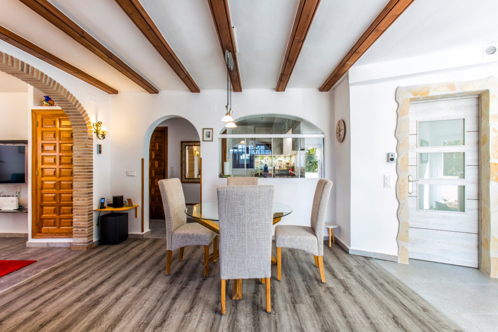 Amplia villa con 5 dormitorios, 3 baños, aseo de invitados y piscina privada