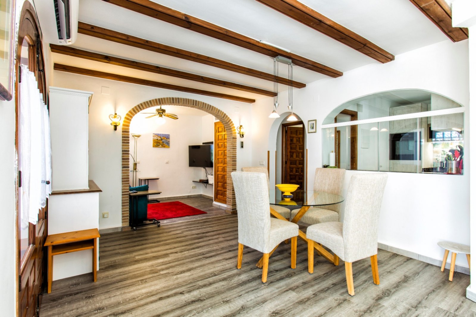 Amplia villa con 5 dormitorios, 3 baños, aseo de invitados y piscina privada