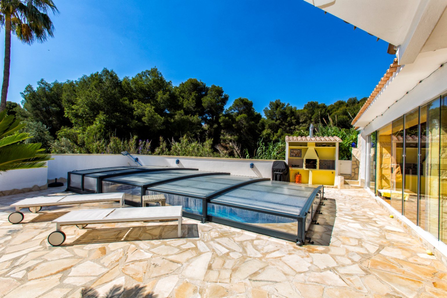 Amplia villa con 5 dormitorios, 3 baños, aseo de invitados y piscina privada