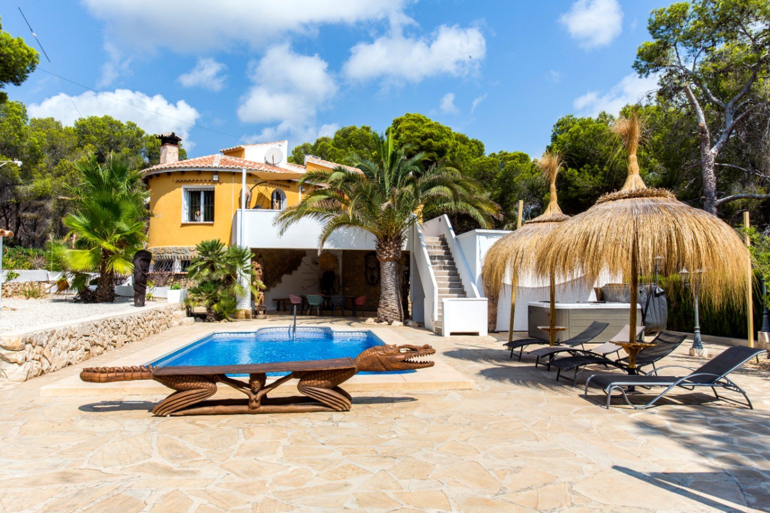 Villa independiente con dos apartamentos separados a poca distancia del mar