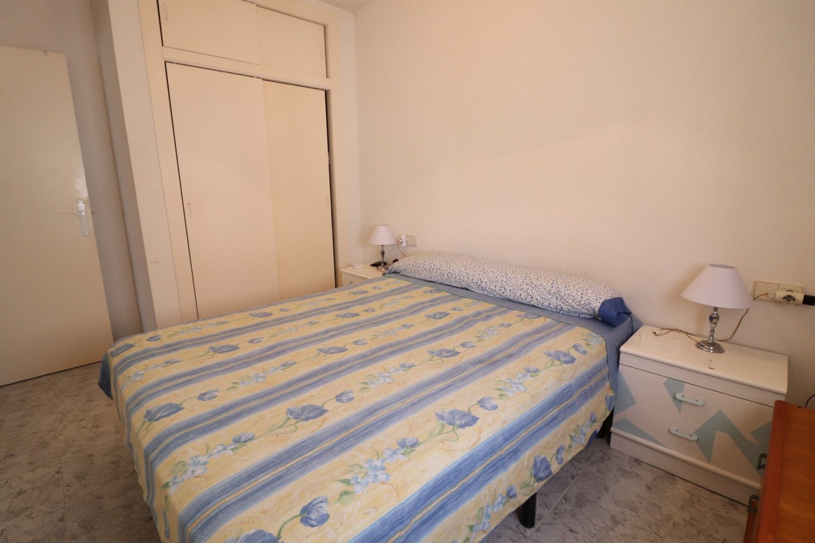 Apartamento de dos dormitorios en planta alta con piscina comunitaria